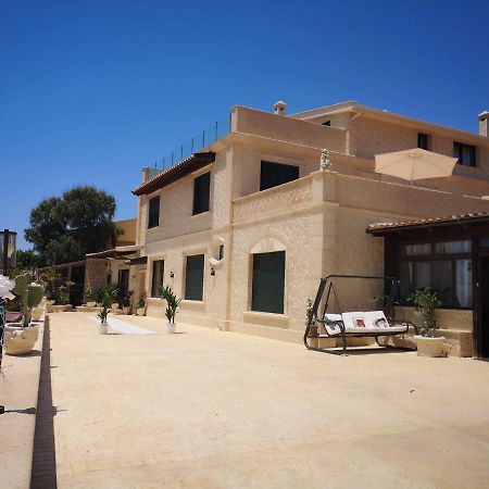 Lala Salama San Leone Bagian luar foto