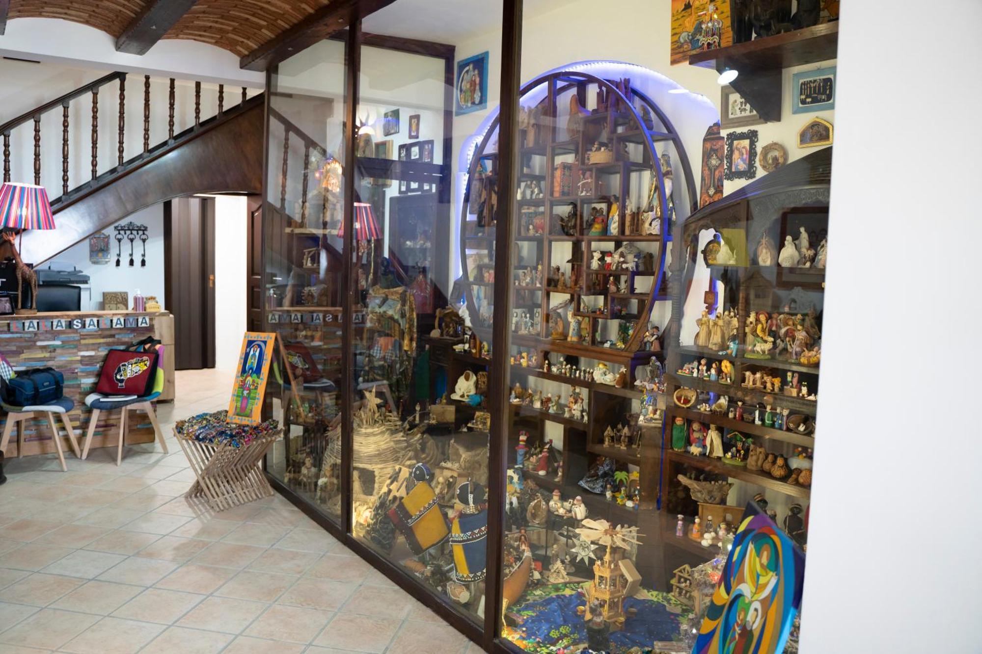 Lala Salama San Leone Bagian luar foto